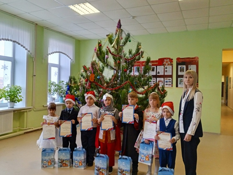 Новогодний утренник для обучающихся 1-4 классов..